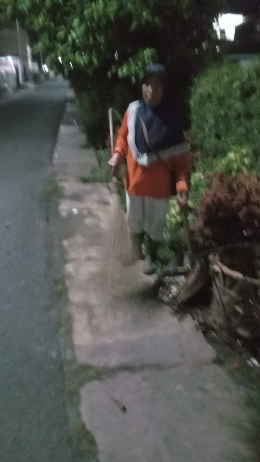 Petugas Kebersihan Penyapu Jalan dan Betor Keliling Pengangkutan Sampah Di Kecamatan Siantar Selatan